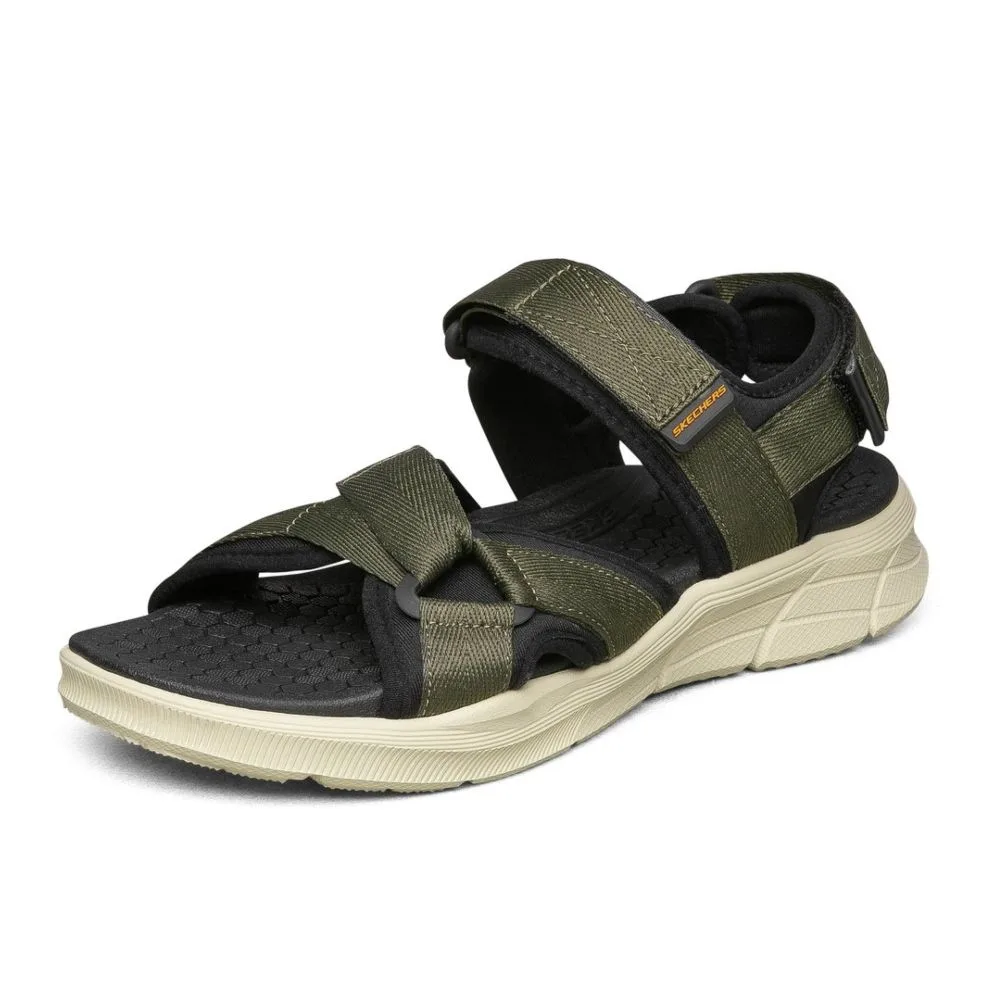giay-sandals-va-nhung-ban-phoi-mua-he-Skechers-Equalizer-4.0-Sandal-Sport-Casualm-ELLE-Man-1.jpg
