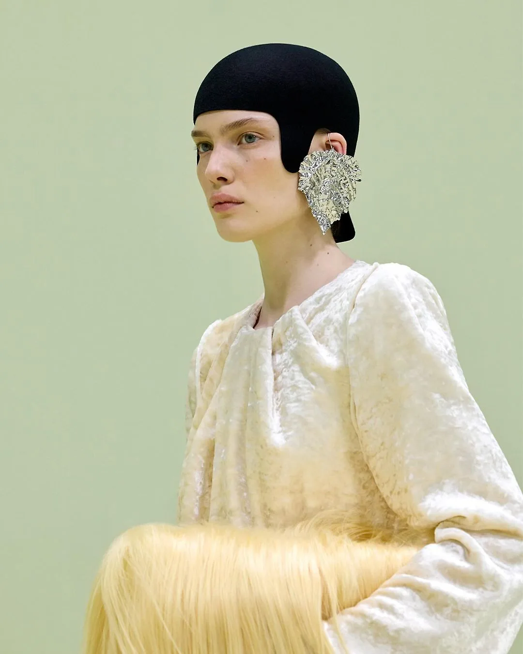 jilsander diện khuyên tai