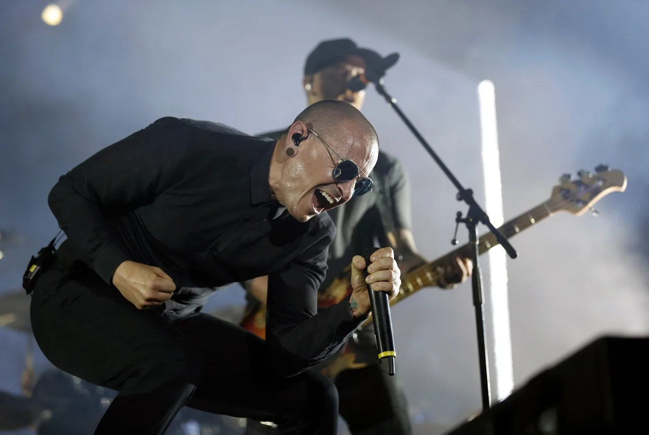 chester benning ton nhom nhac linkin park - elle vietnam 11