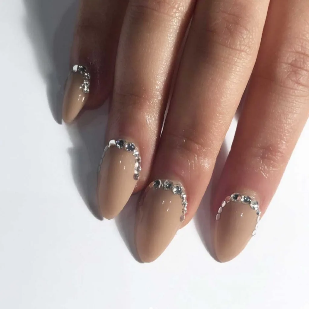 mẫu vẽ móng tay cuối năm - nude crystal mẫu vẽ móng tay cuối năm - nude crystal