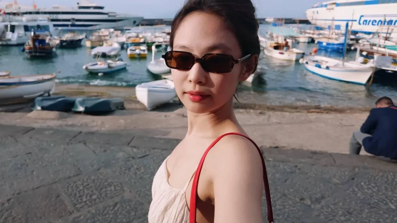 Jennie diện mắt kính mát hình oval dài