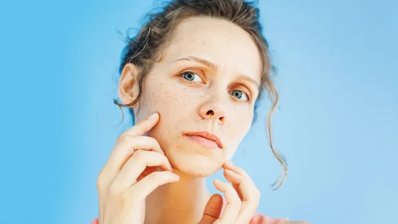 Không tẩy trang trước khi ngủ là sai lầm nguy hiểm nhất! Làn da nhiều cặn bẩn là môi trường thuận lợi cho những gốc tự do phá hủy các tế bào da, khiến hiện tượng lão hóa sớm nhanh chóng diễn ra