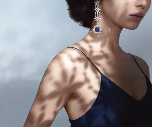 Mẫu hoa tai được làm từ chất liệu vàng trắng 18ct với tâm điểm là đá sapphire và kim cương cắt hình tròn và hình hạt dưa.