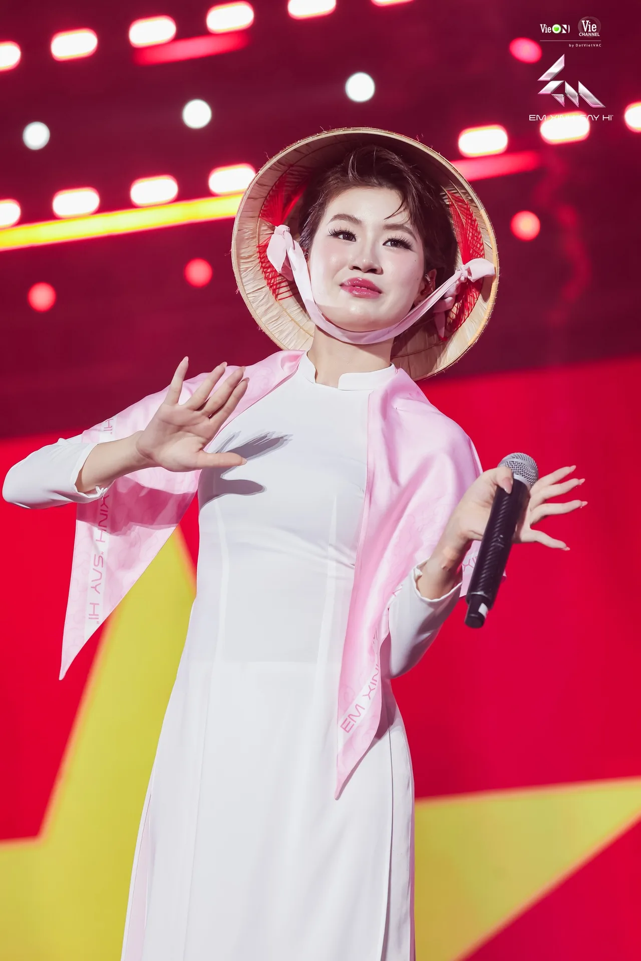 Áo dài pháo thời trang concert "Em Xinh Say Hi"