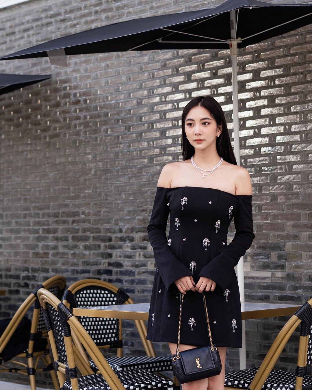 Váy đen trễ vai đính kết nhẹ thương hiệu Maven