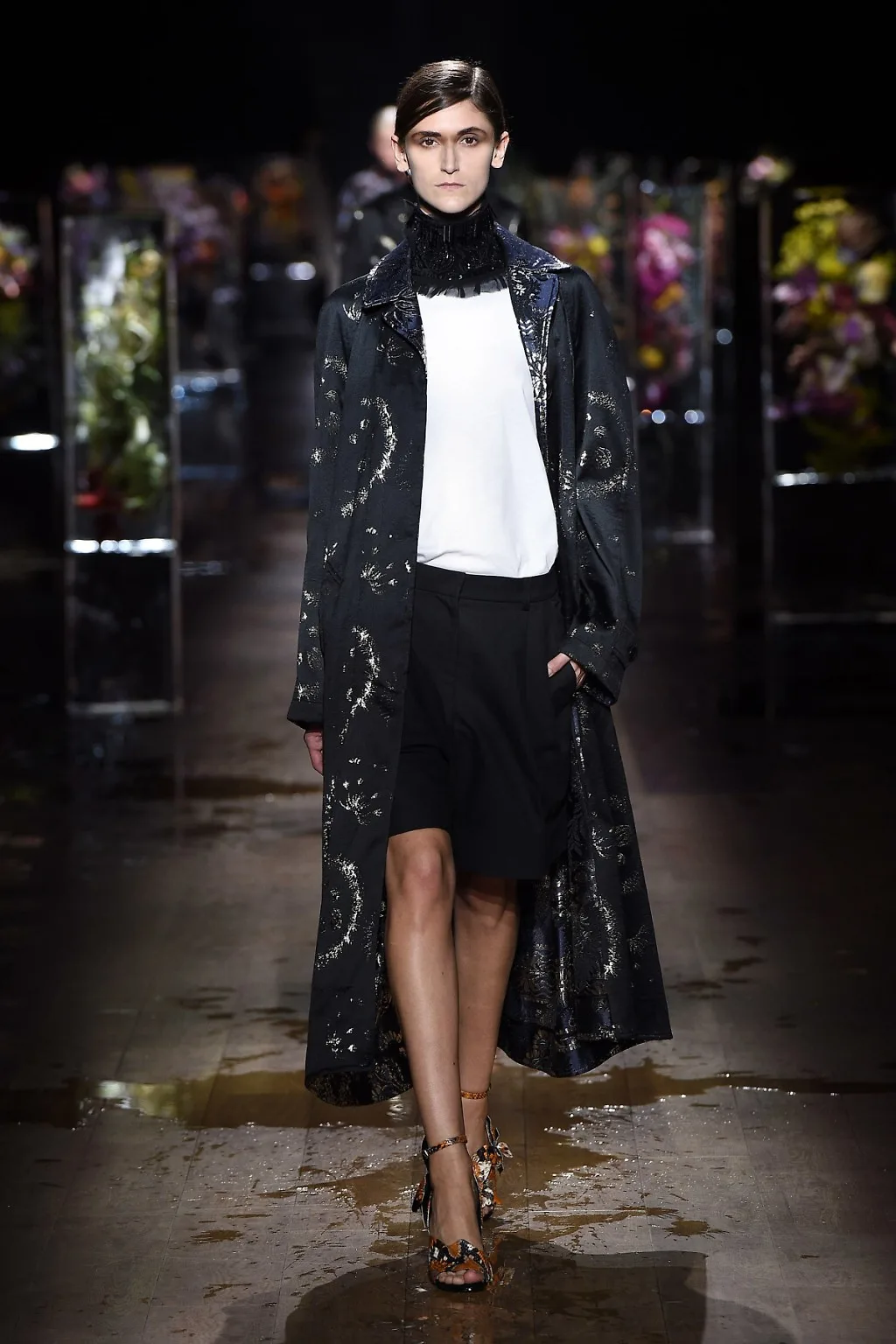 Chiếc quần lửng phối cùng áo khoác kimono từ Dries Van Notten 