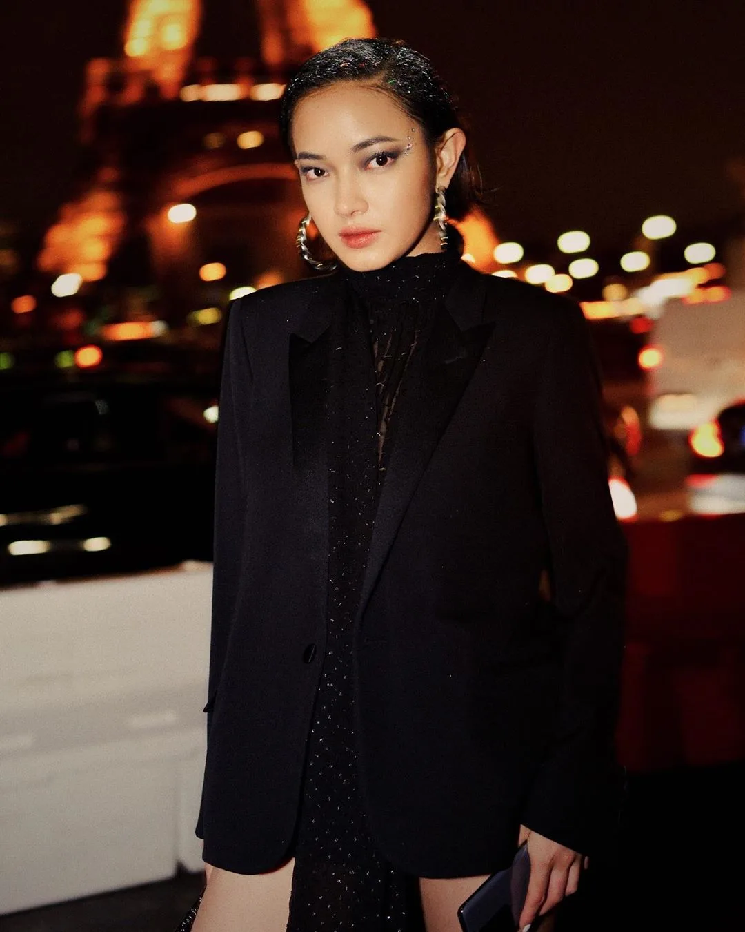 Châu Bùi diện trang phục tông đen ấn tượng tại buổi trình diễn của Saint Laurent