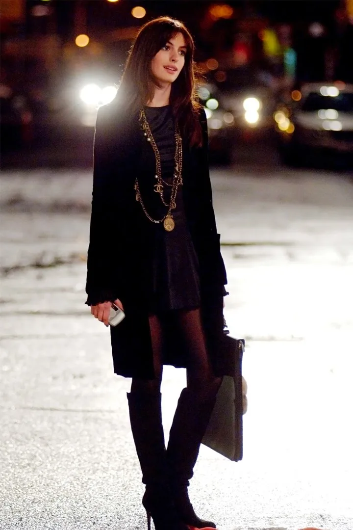 anne hathaway váy ngắn trong devil wears prada