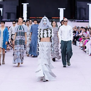 ELLE Fashion Show 2023: Công trình vải vóc “Bên Trong Vỏ Kén” của nhà thiết kế Trương Thanh Hải