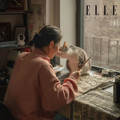 cô gái ELLE ngồi với mèo