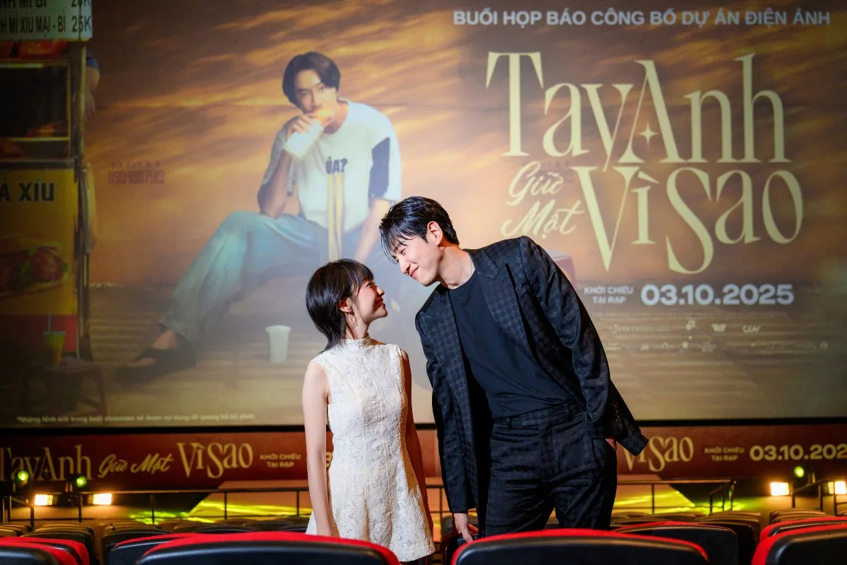 Lee Kwang Soo và Hoàng Hà tại showcase Tay Anh Giữ Một Vì Sao