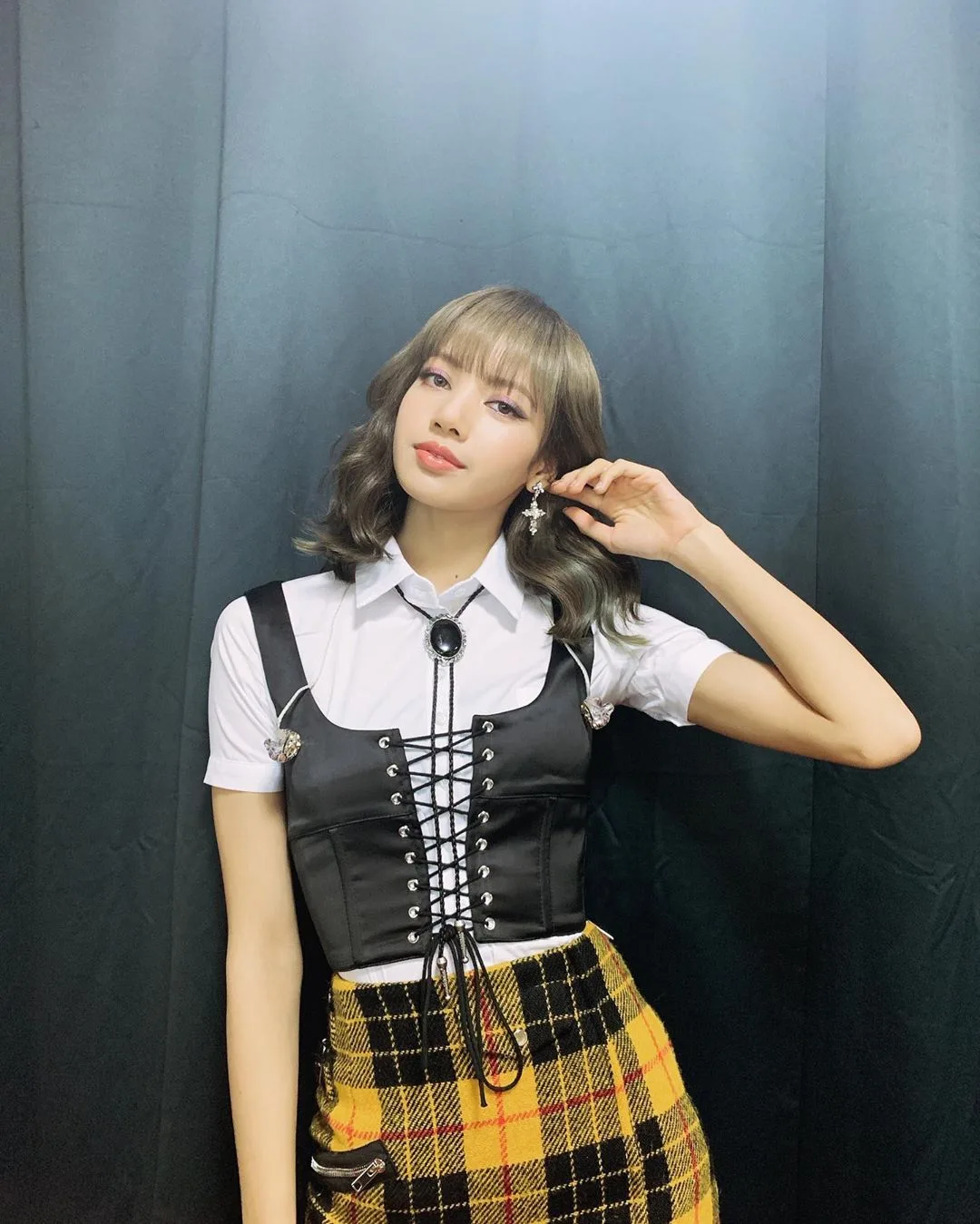 lisa blackpink mặc corset
