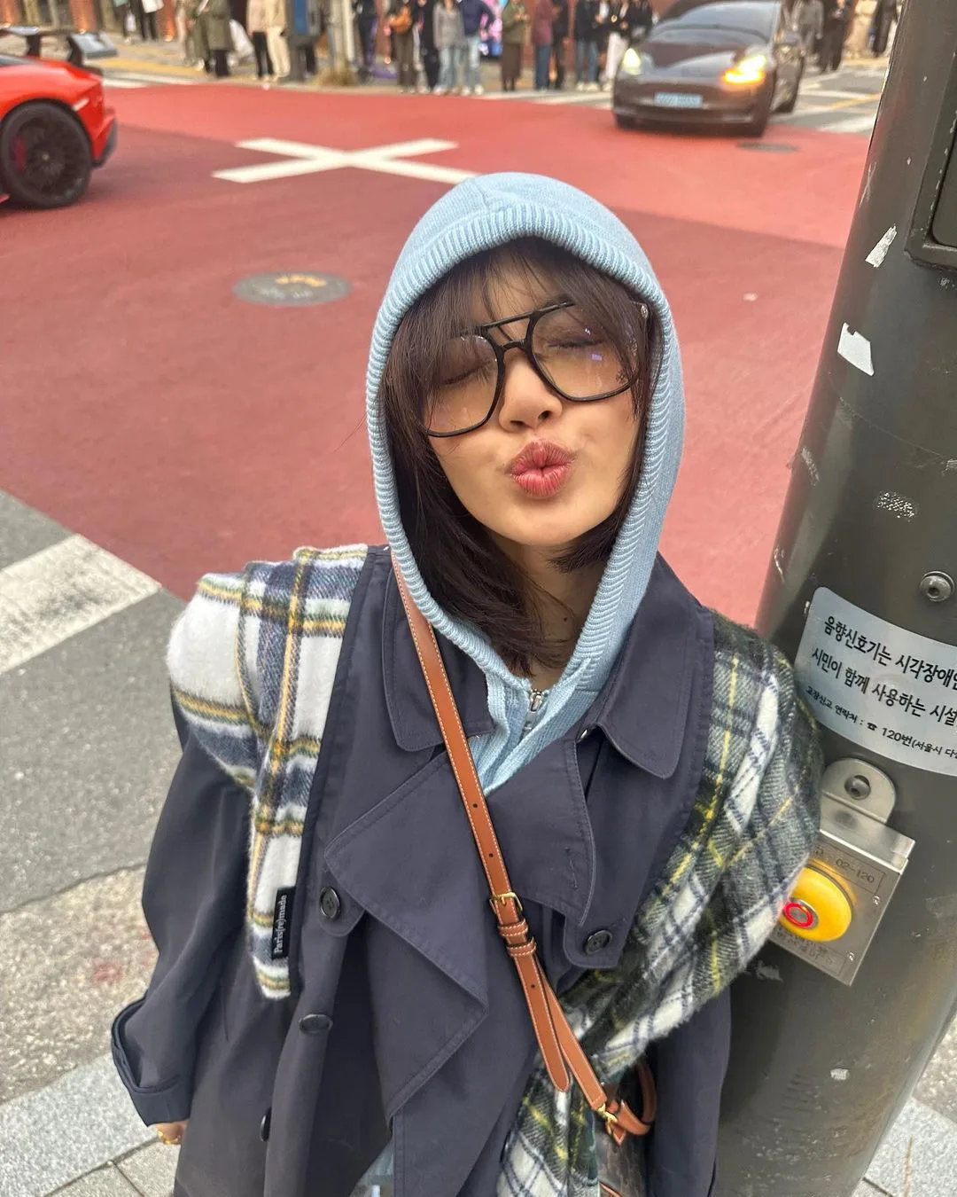 lalalalisa_m diện mắt kính gọng to