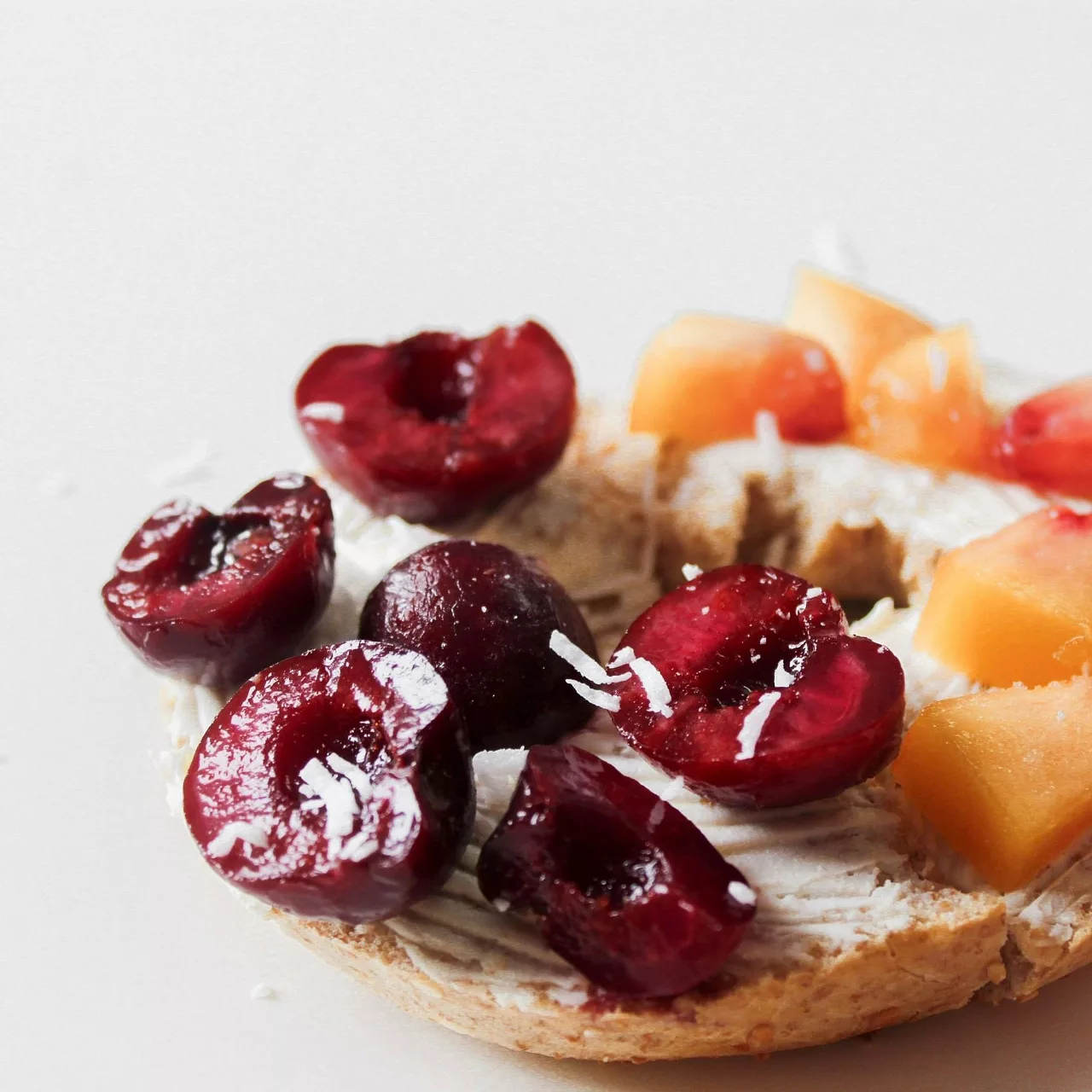 Trái cherry ít đường huyết được cắt nửa.