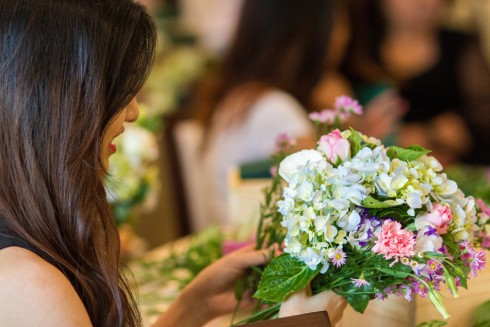 Khách hàng chăm chú thực hành cắm hoa