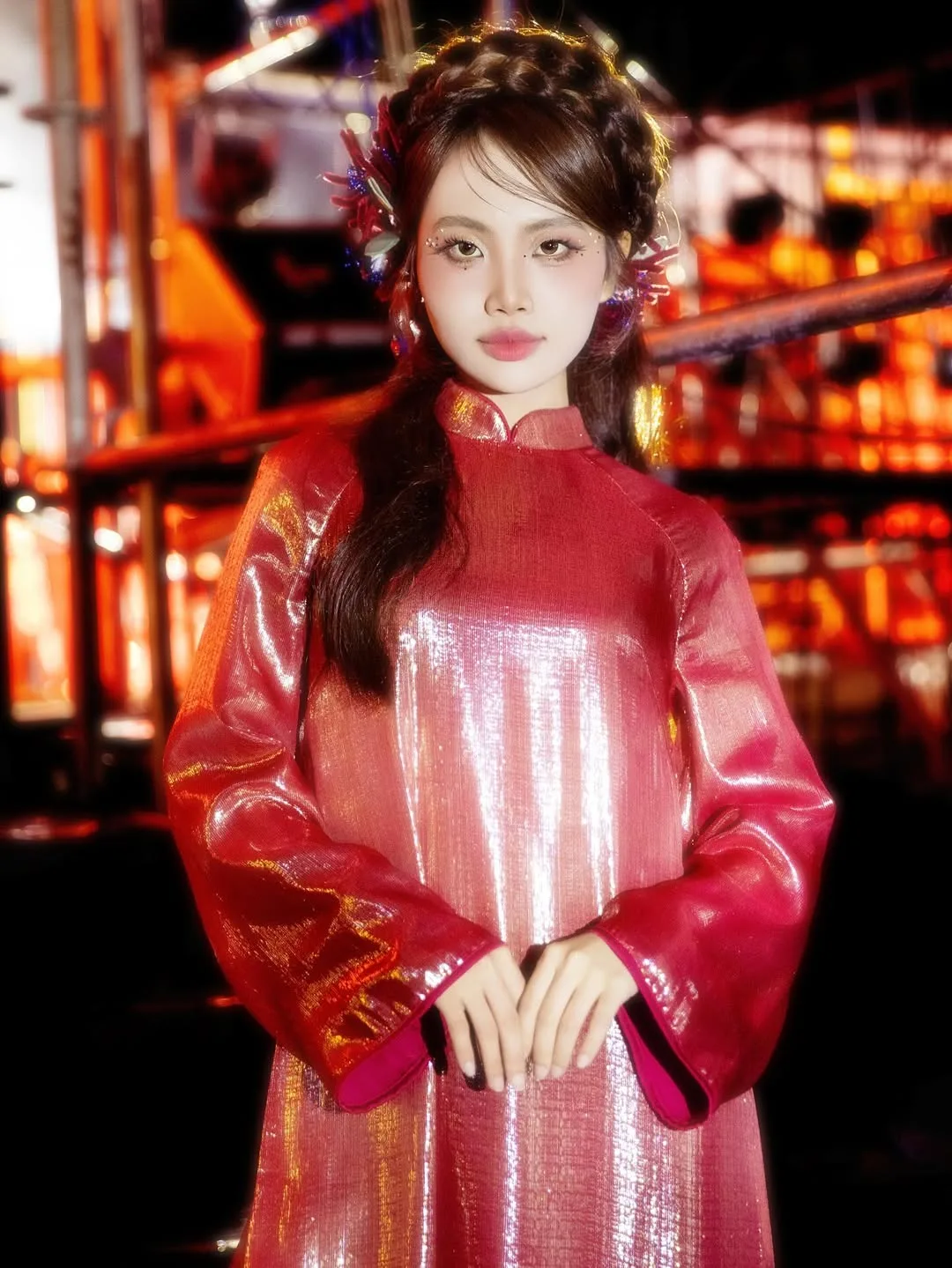 Phương Mỹ Chi diện áo dài đỏ