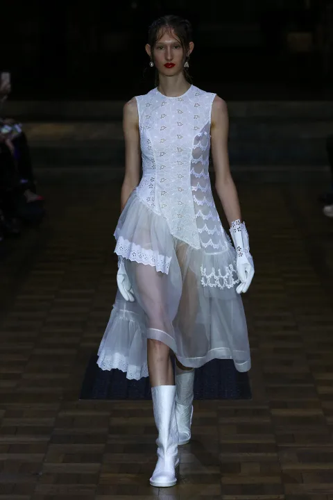 Thiết kế chân váy bất đối xứng của Simone Rocha