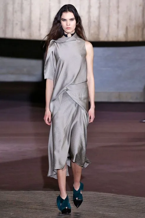 Một thiết kế khác trong BST Thu-Đông 2017 của Roland Mouret
