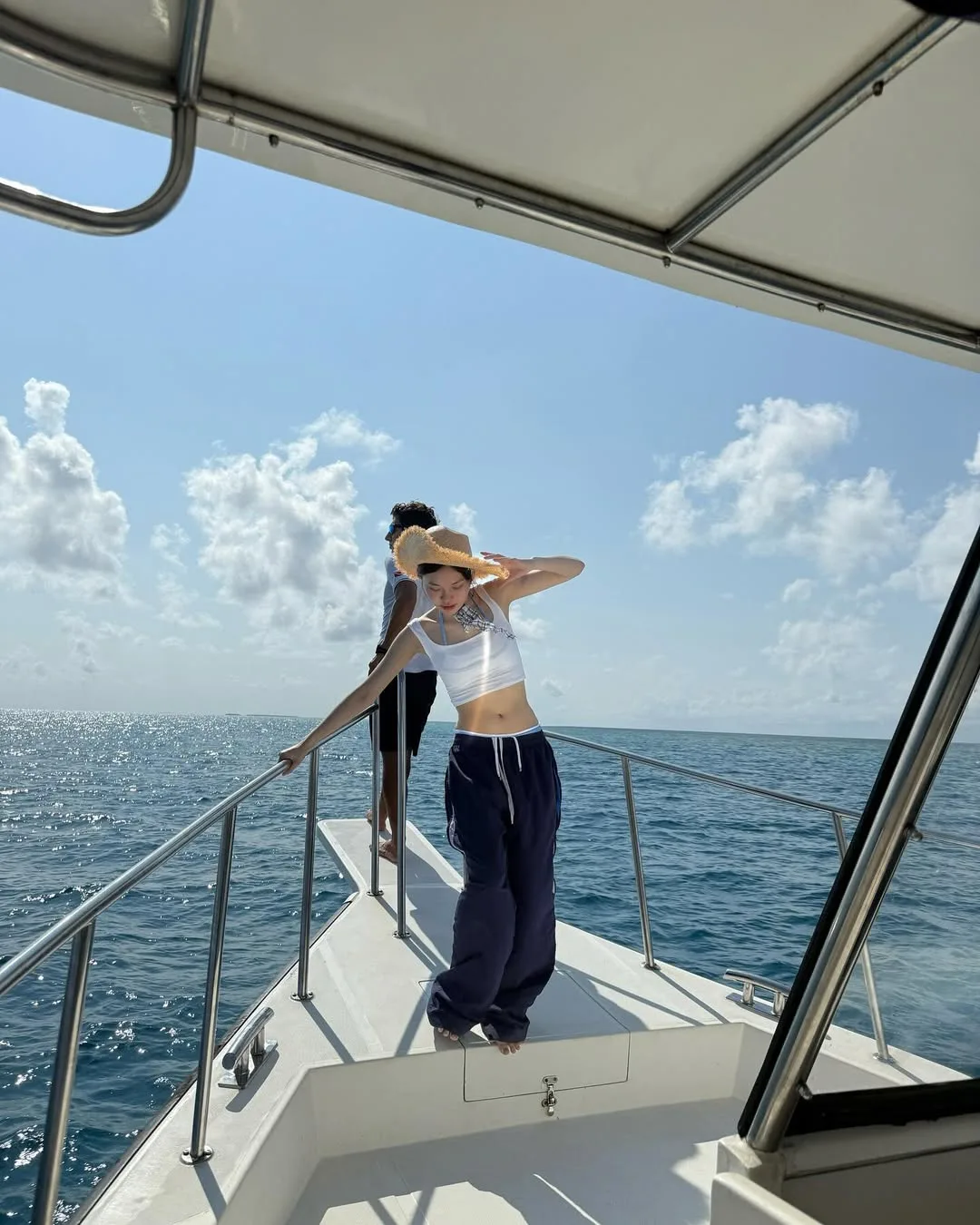 croptop 3 lỗ với quần ống rộng đi biển