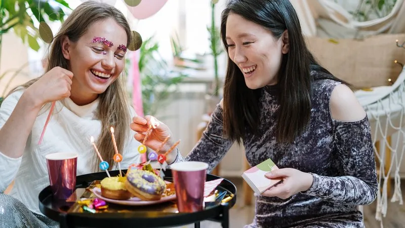 Chúng ta thường khó mà cưỡng lại được sức cám dỗ của đồ ngọt. chế độ ăn uống - hai