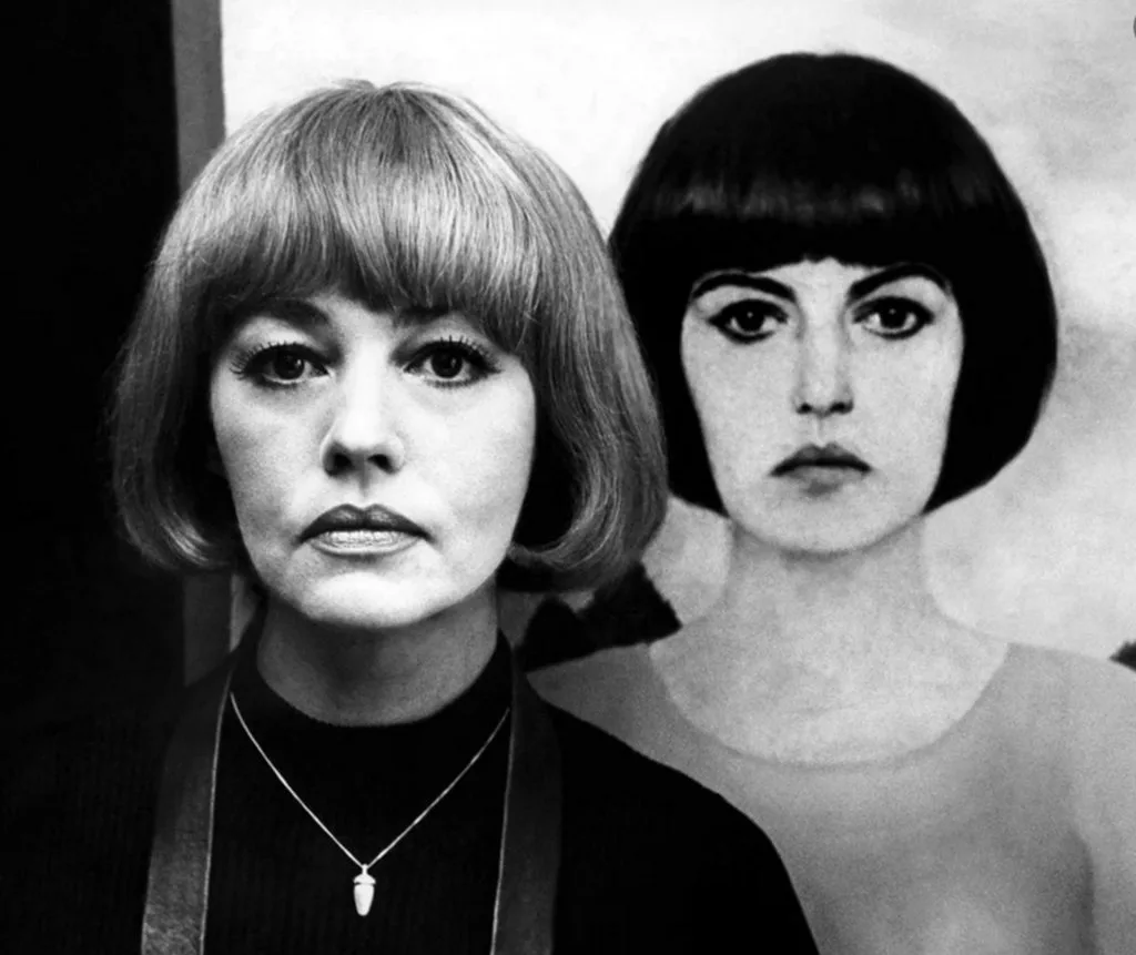 Jeanne Moreau với kiểu tóc French bob trong phim The Bride Wore Black. Jeanne Moreau với kiểu tóc French bob trong phim The Bride Wore Black.