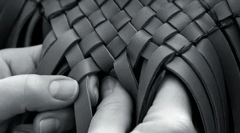 Phương pháp dệt da bằng tay chuyên biệt của hãng Bottega Veneta