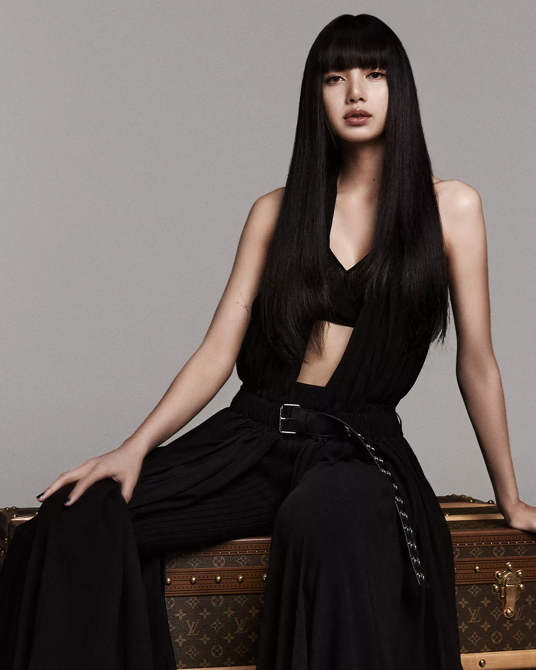 lisa diện áo bra đen