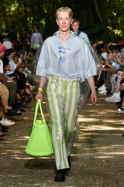 Voi Balenciaga, nguoi dan ong gia dinh tro nen thoi thuong hon bao gio het