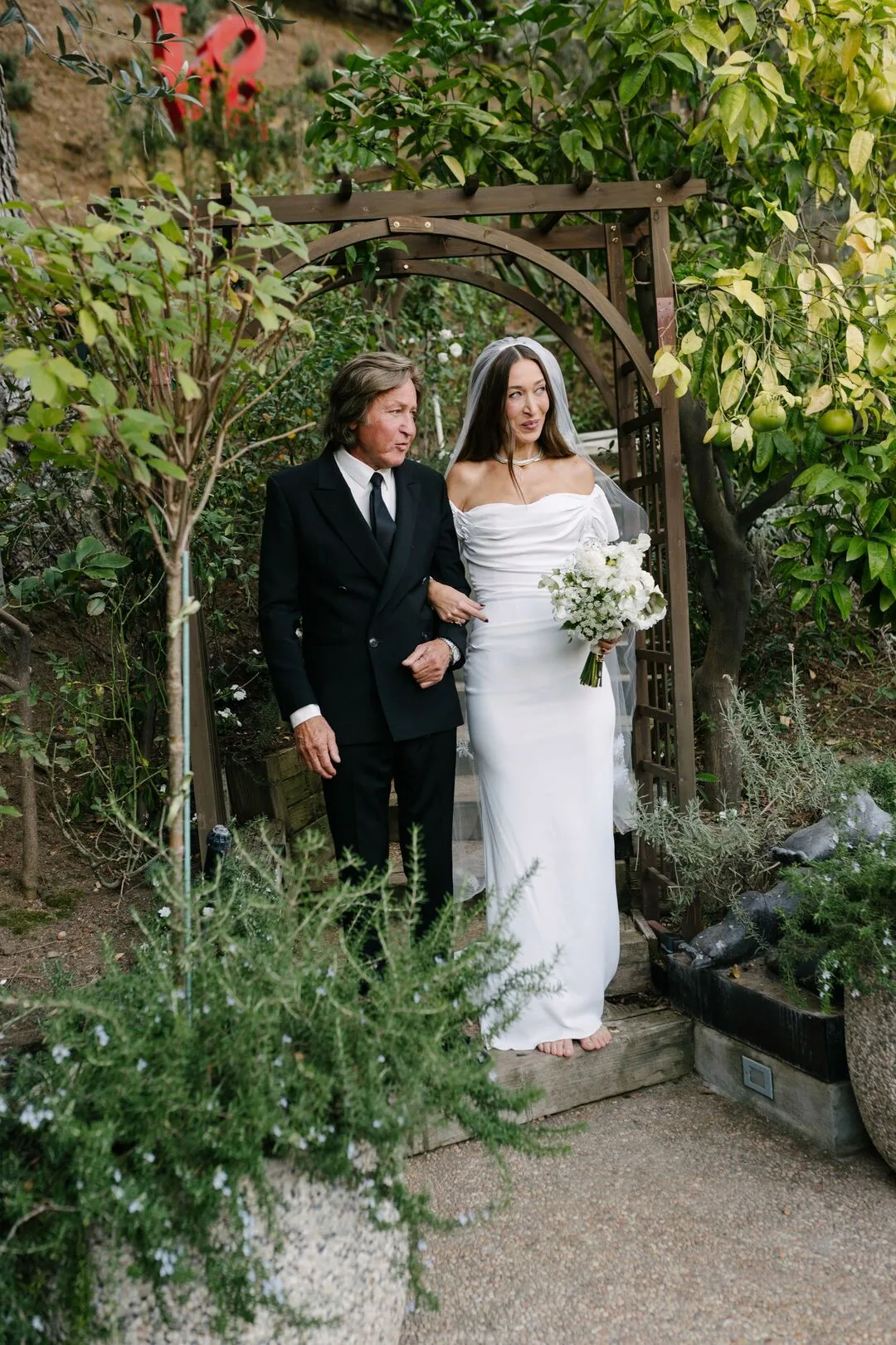 Alana Hadid cùng cha, ông Mohamed Hadid