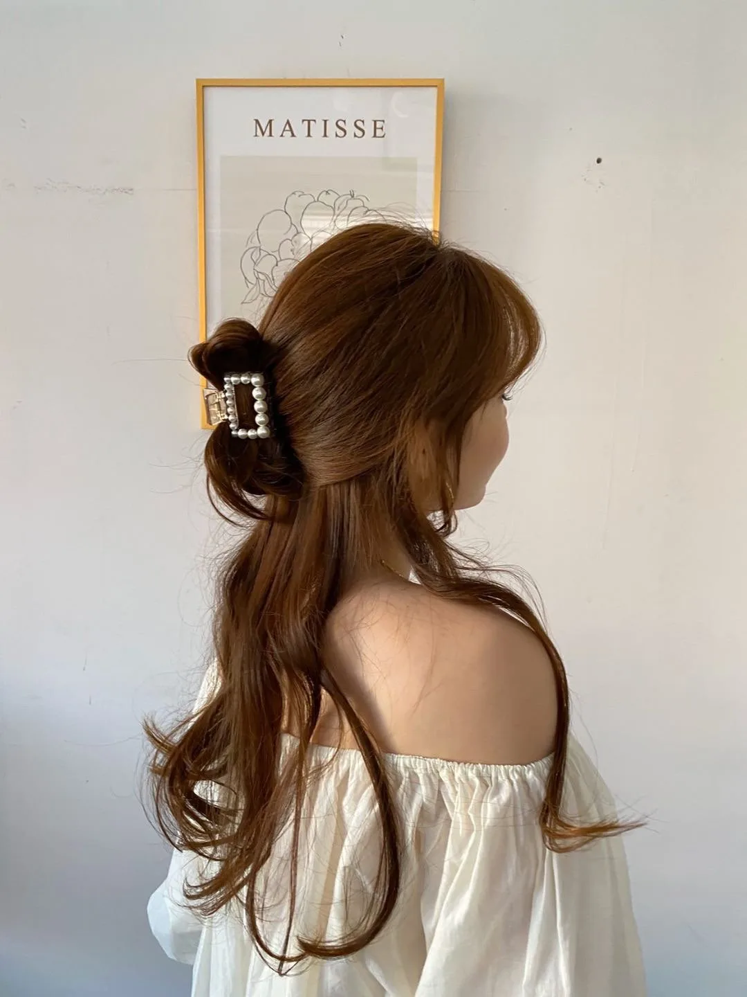 Cách kẹp claw clip buộc nửa giúp các nàng có mái tóc chuẩn Hàn
