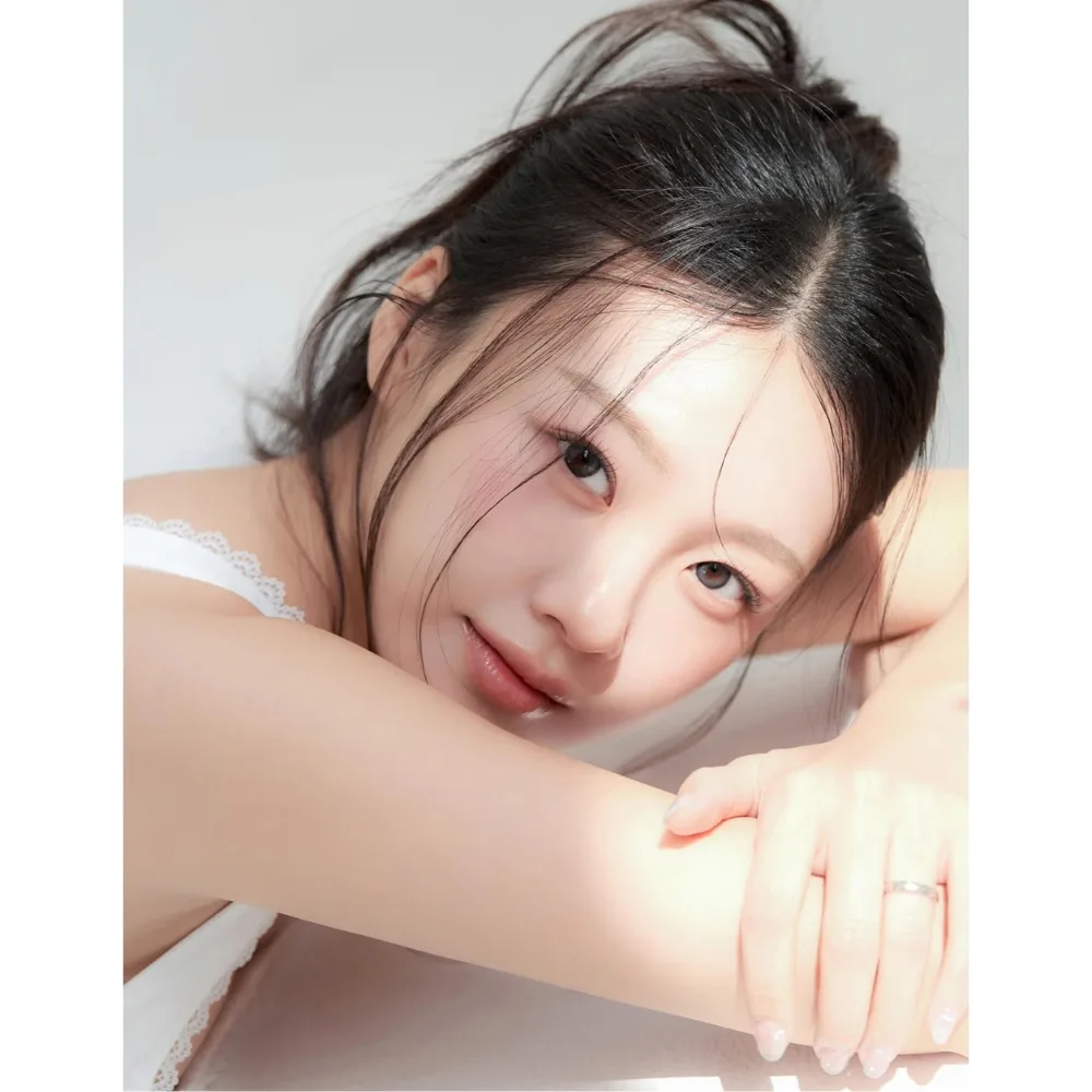 cô gái gối đầu lên 2 cánh tay