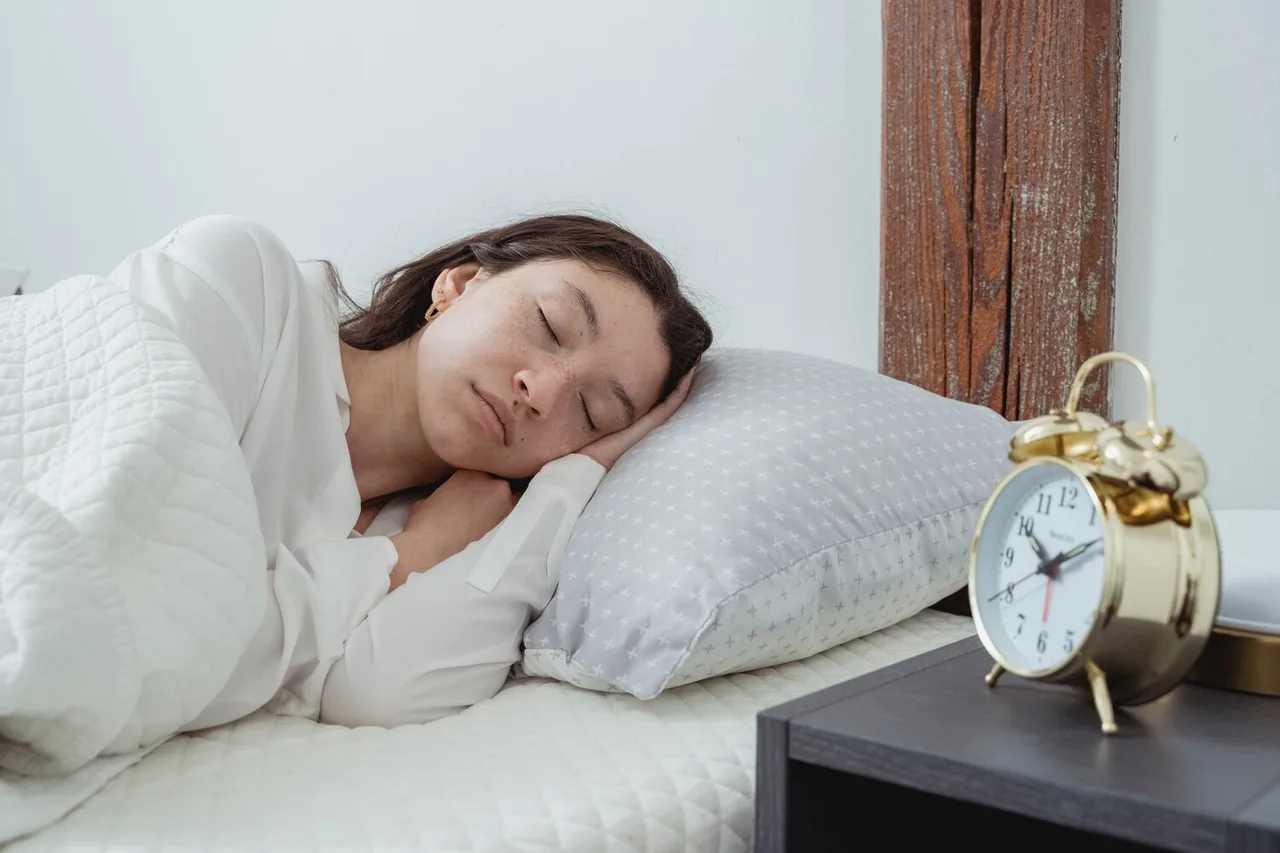 cô gái ngủ kế bên đồng hồ chronotype