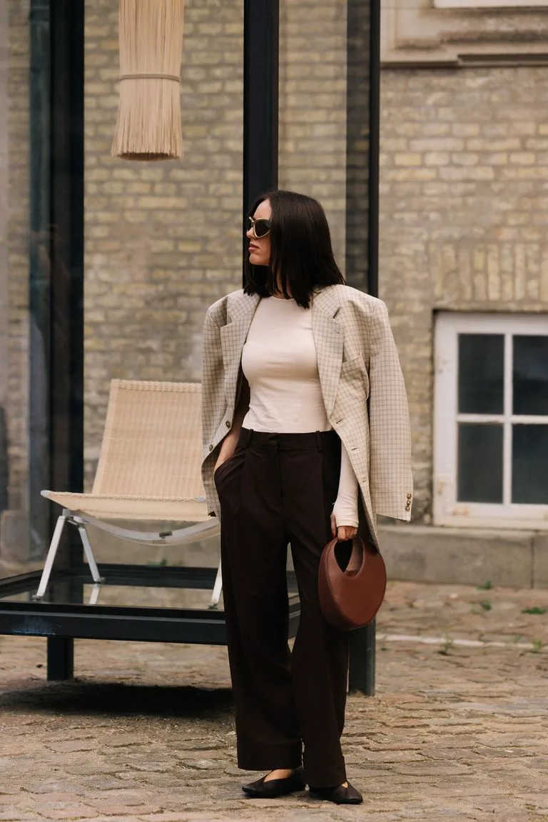 manteau màu kem caro