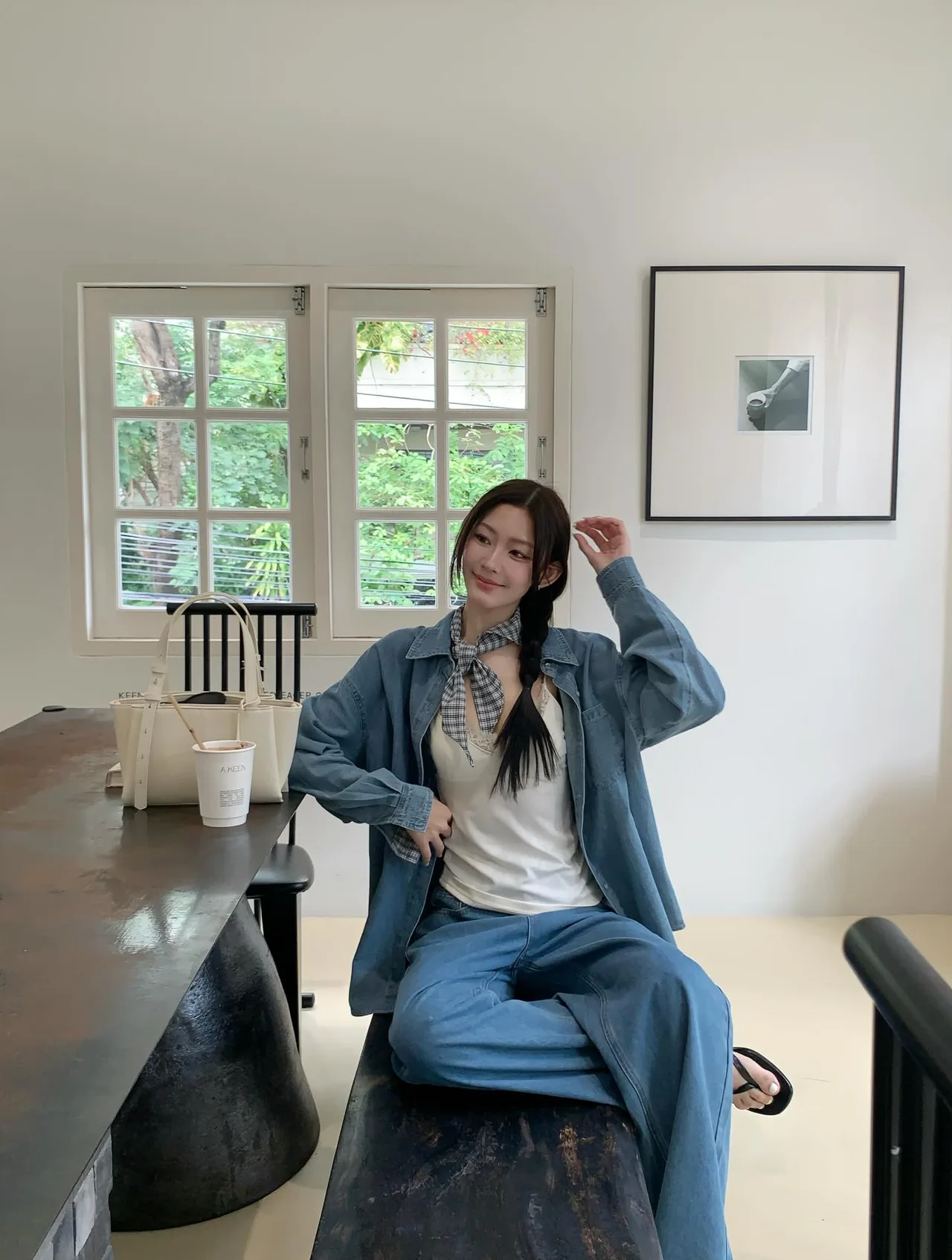 Một chiếc khăn thắt nút lệch một bên cổ áo sẽ giúp outfit trông thời thượng và có gu hơn.