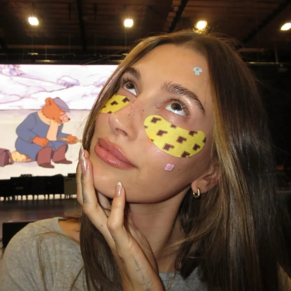 hailey bieber dán mặt nạ mắt và miếng dán mụn