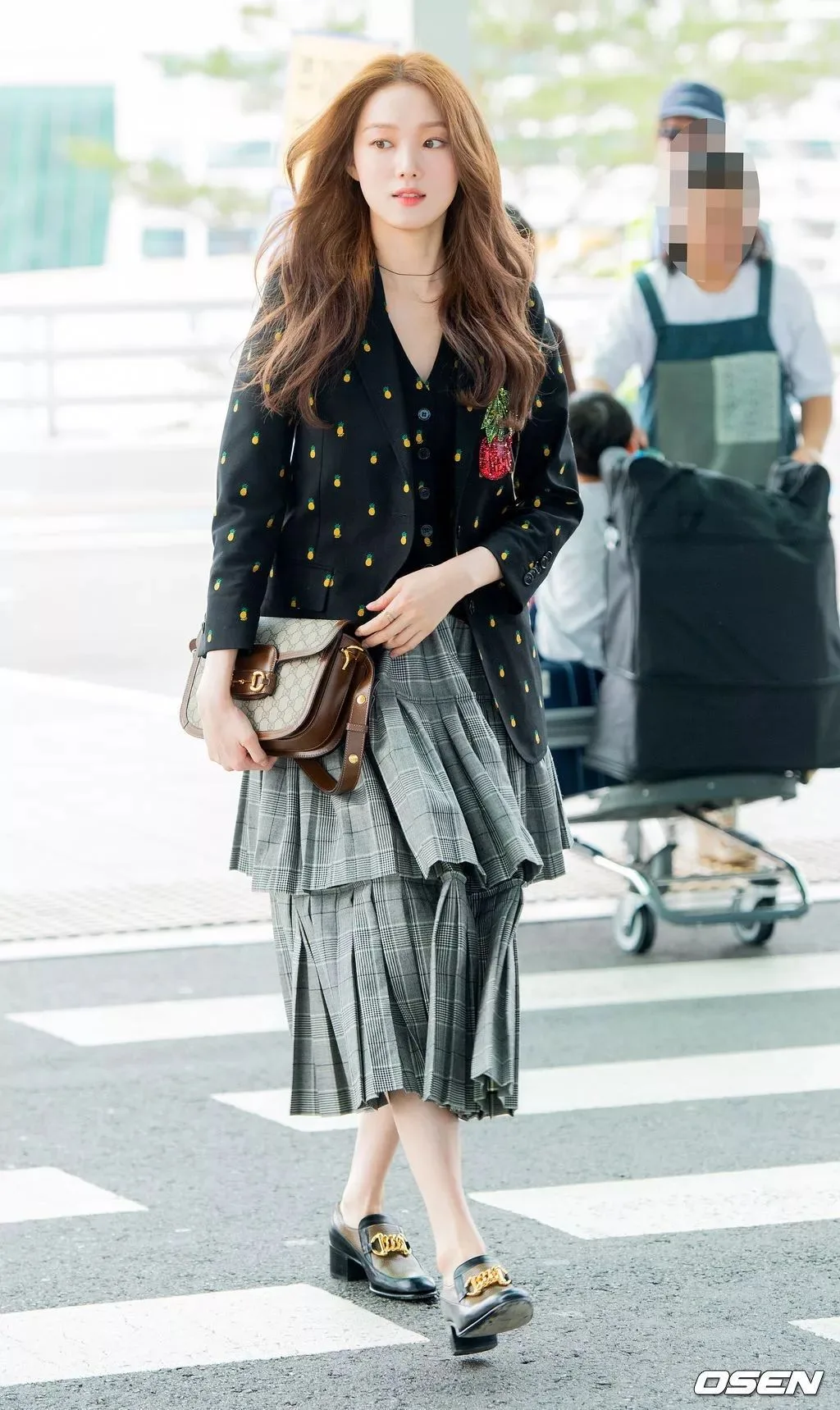 cách phối đồ của lee sung kyung với chân váy xếp ly và họa tiết chấm bi