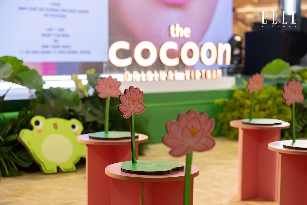 chi tiết hoa sen tại sự kiện xịt dưỡng cocoon