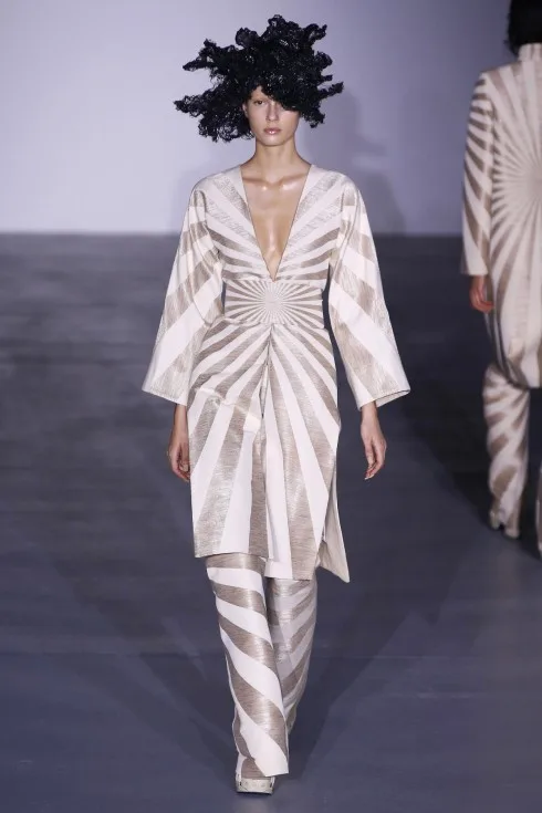 Một thiết kế mang màu ánh sáng khác của Gareth Pugh