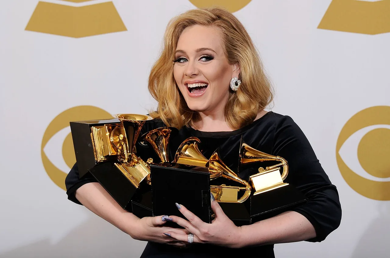 adele ôm cúp grammy