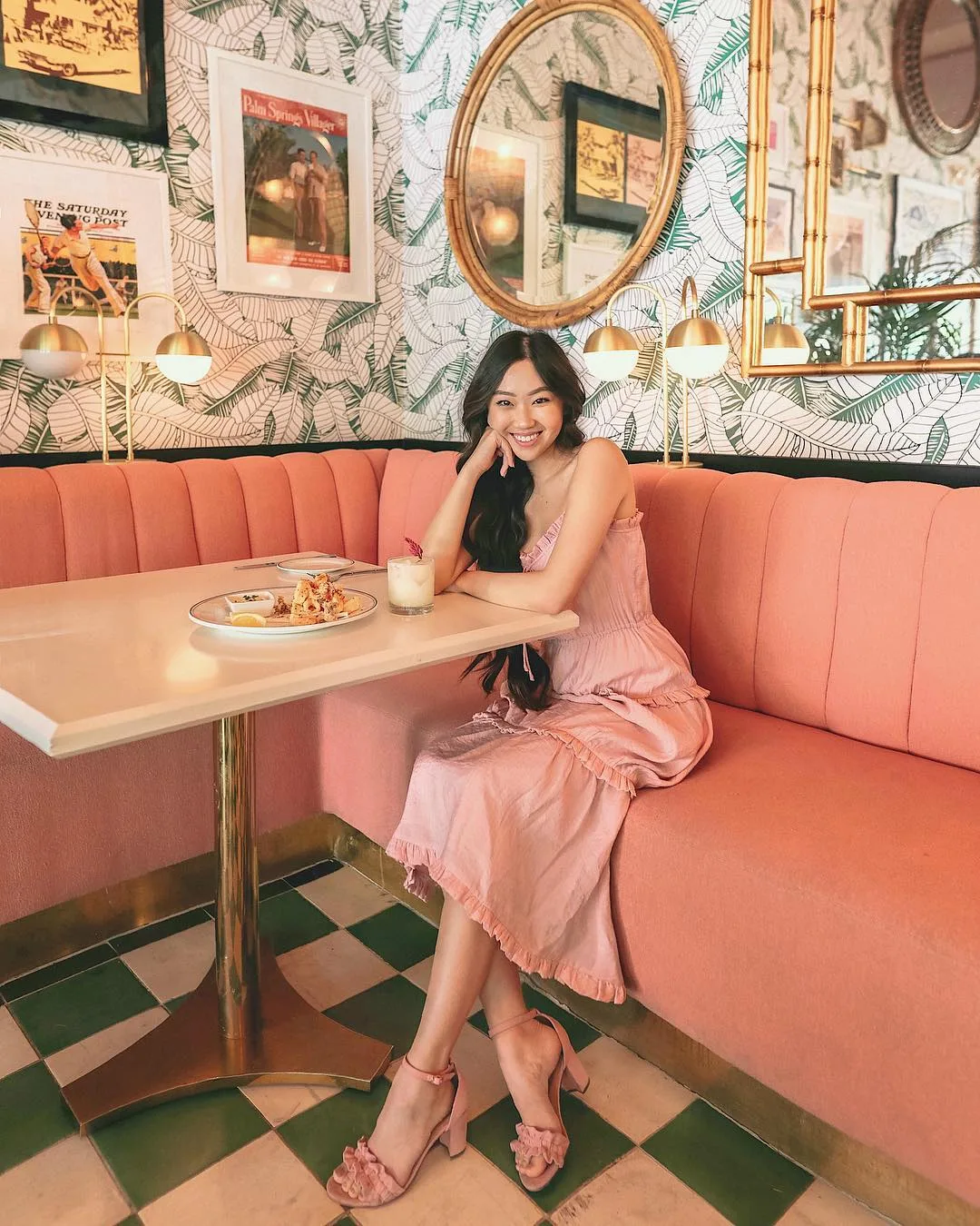 waikei tong mặc đầm hai dây màu hồng thạch anh mang giày sandal cao gót màu rose quartz