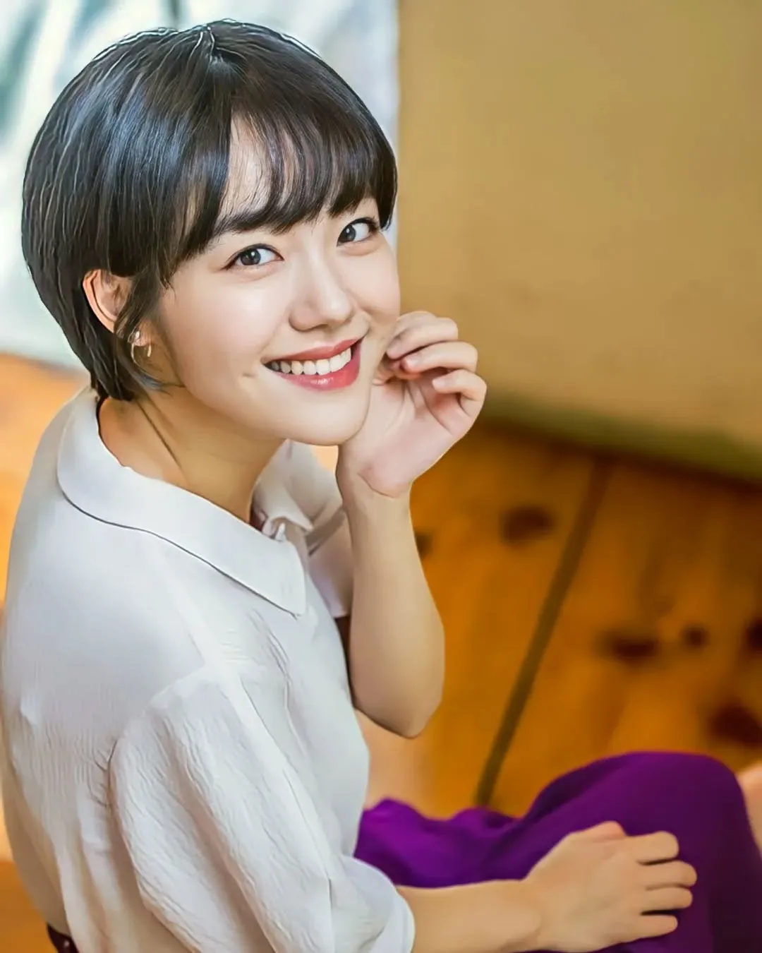 So Ju-yeon với mái tóc ngắn, cười tươi