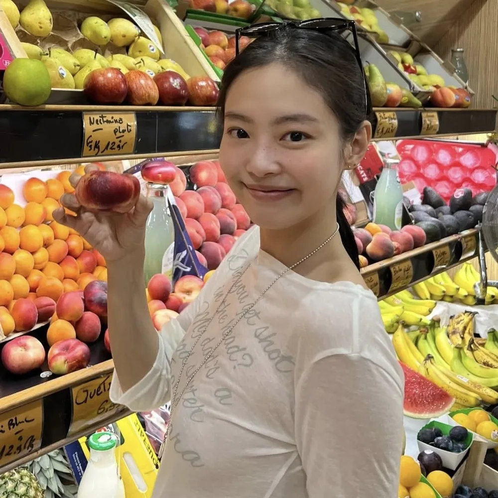 Jennie đang cầm loại quả có chỉ số đường huyết thấp.