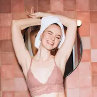 cô gái giơ tay để lộ vùng da nách