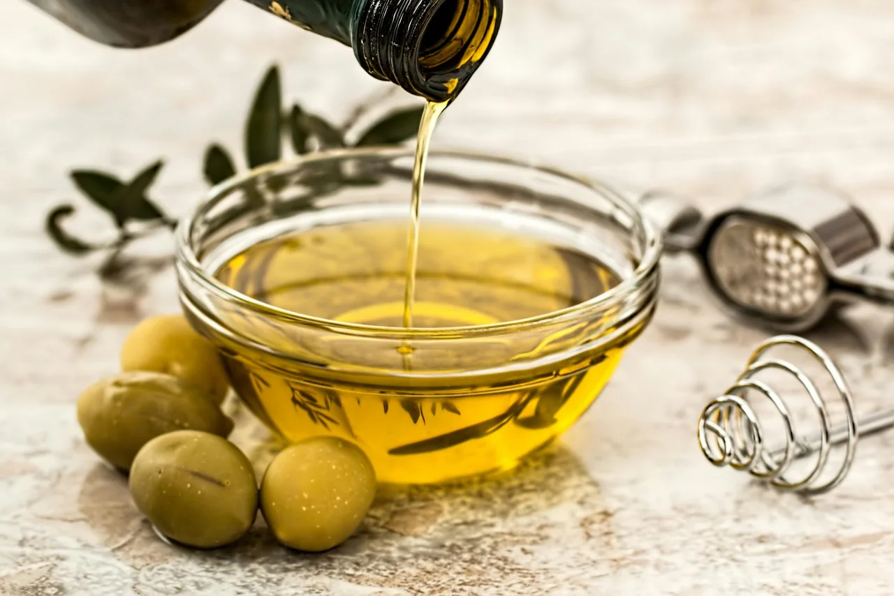 Dầu oliu trong chén chứa chất béo tốt hỗ trợ giảm cân