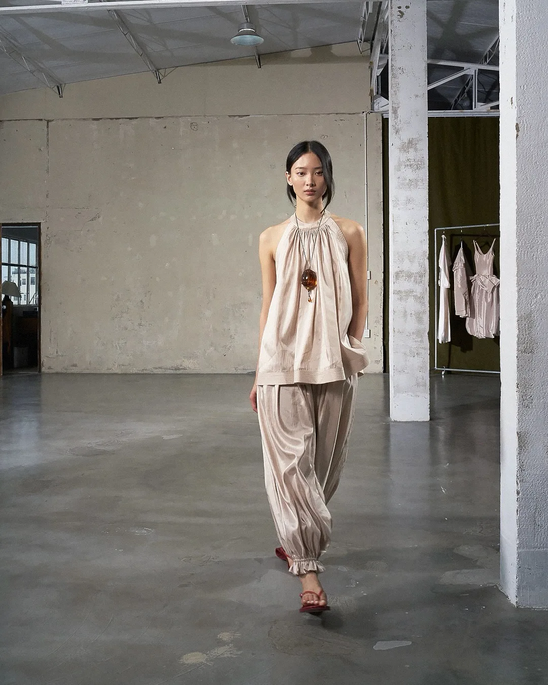 trang phục lụa mềm mại