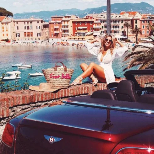 Natasha Oakley bên xe hiệu