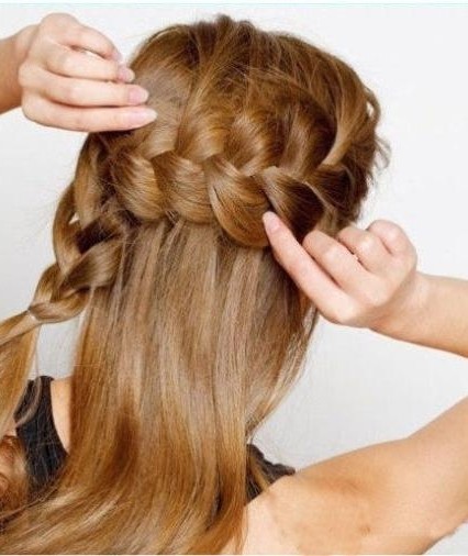 cột phần đuôi tóc phía bên kia đầu