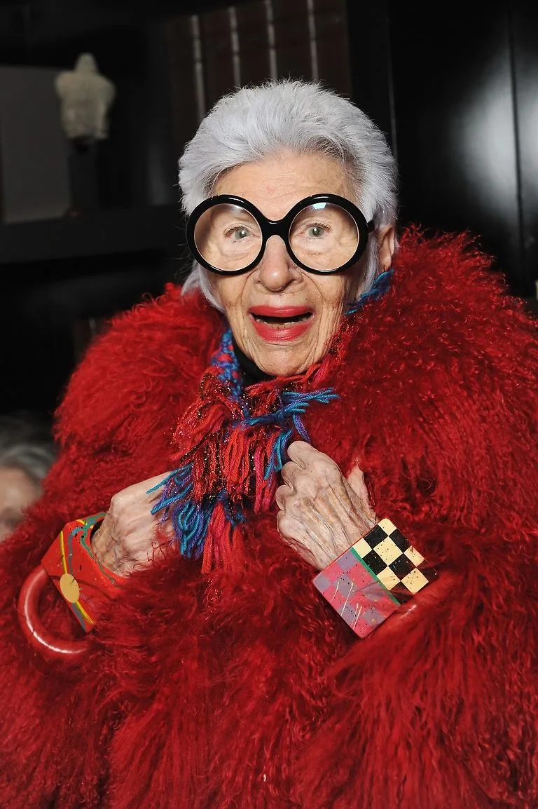 Cảm hứng từ câu chuyện cuộc đời và mối tình 70 năm của Iris Apfel Cảm hứng từ câu chuyện cuộc đời và mối tình 70 năm của Iris Apfel