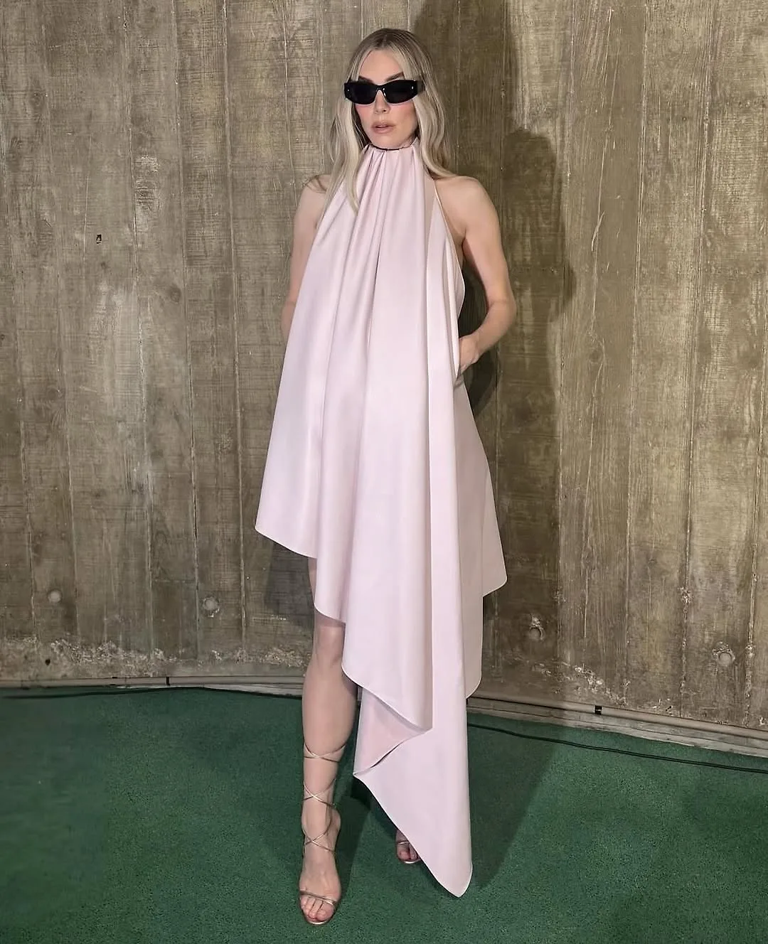 Vanessa Kirby diện đầm yếm hồng phấn