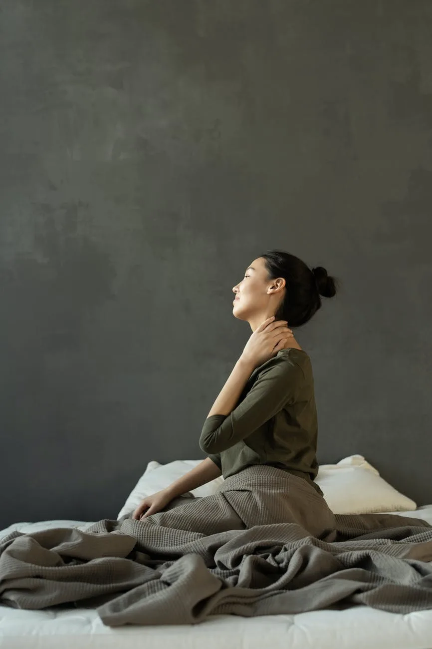 Massage cổ-Cô gái ngồi trên giường. Massage cổ-Cô gái ngồi trên giường.